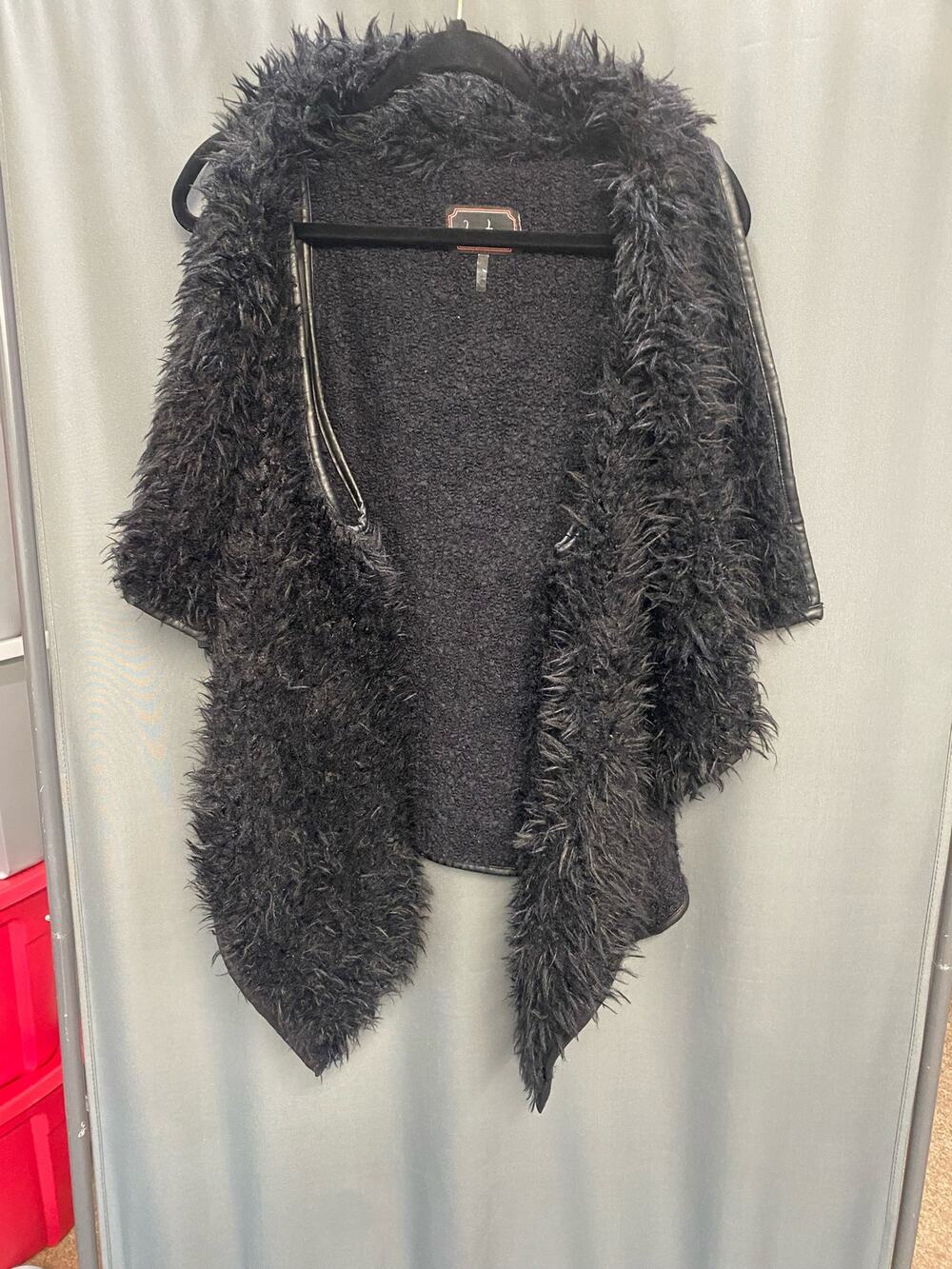 Love Tree black vest size medium faux fur- b58